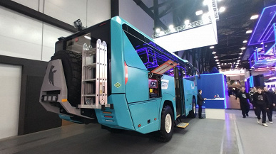 Внедорожный вахтовый автобус КамАЗ-6250 предстал в новом виде. Внутри четыре спальника, холодильник и кухня